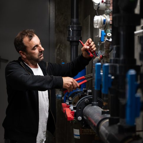 Homme au travail avec des pinces