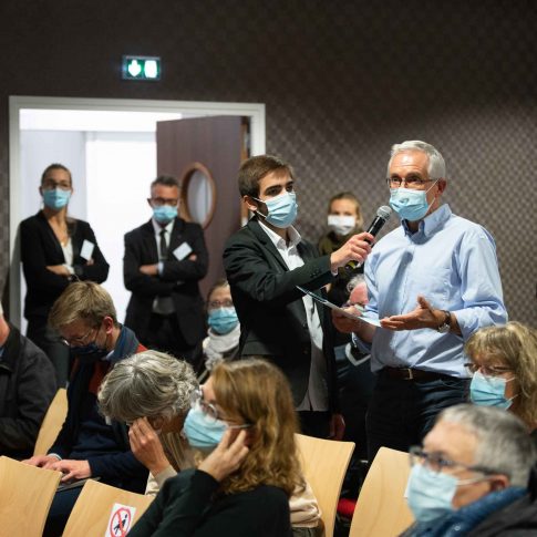 Intervenant lors d'un débat public quiberon