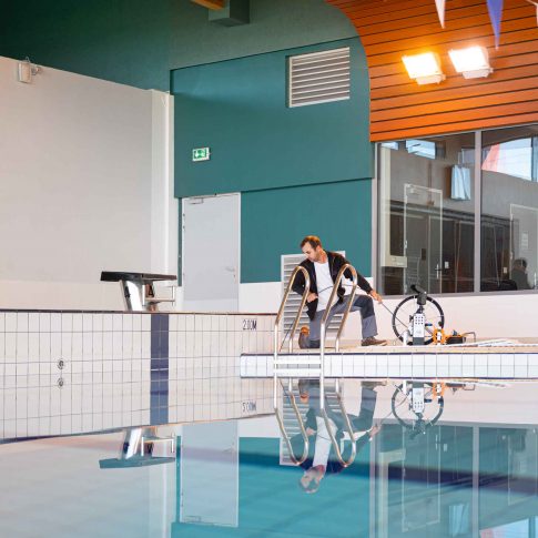 Passage d'une caméra dans une piscine